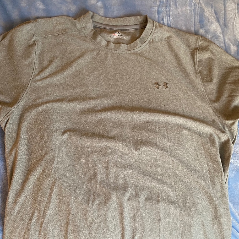 Under Armour mens medium grey heat gear tee- soft grey with black accents!